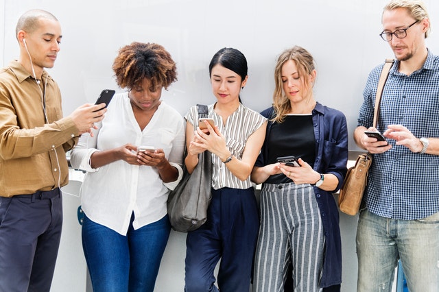 adults-casual-cellphone best prepaid phone plans people looking at phones